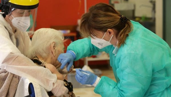 Navetta della Solidarietà: nel Napoletano, il servizio dedicato agli over 80 che devono vaccinarsi contro il Covid-19