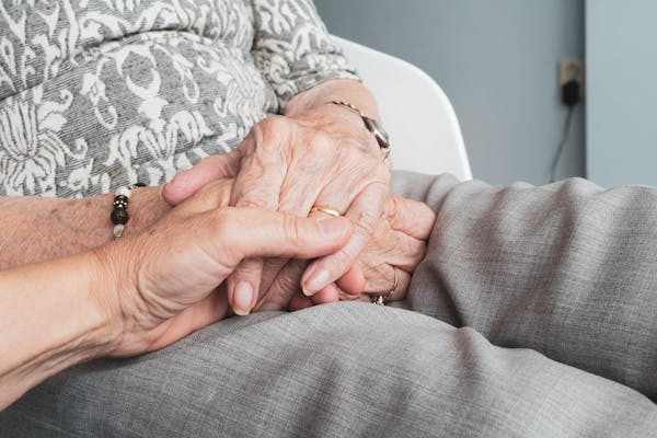 Secondo un recente studio prendersi cura da soli dei genitori anziani può portare alla depressione