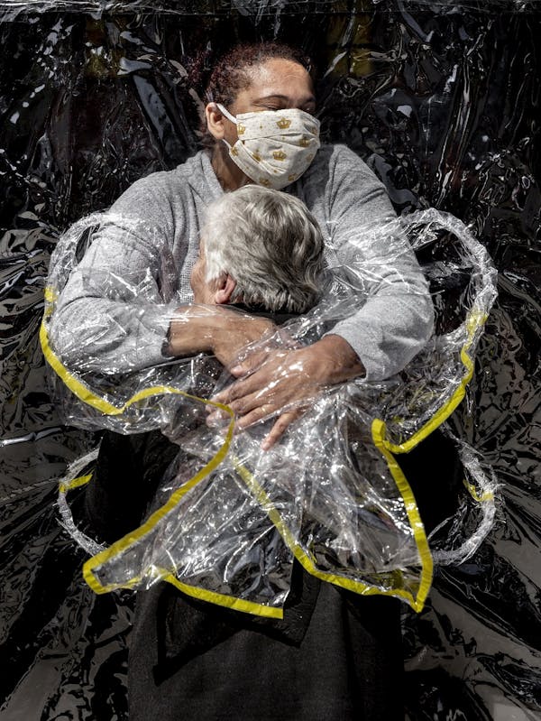 World Press Photo of the Year: la foto vincente di questa edizione è un abbraccio in una Casa di Riposo