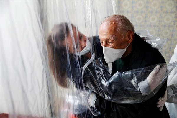 Stanze degli abbracci: le iniziative in tutta Italia