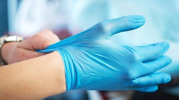 Brescia: 100 mila guanti in regalo alle case di riposo 