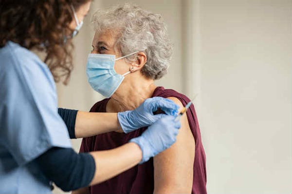 Emilia-Romagna, partono i vaccini a domicilio per gli over 80 e i loro caregiver