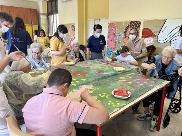 L'Arte in RSA: murales inclusivi celebrano l'impegno condiviso di anziani, giovani e artisti a Milano