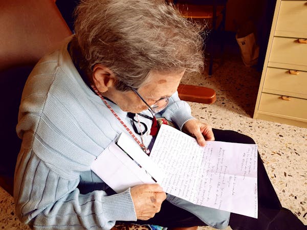 “Nipoti di penna”: lettere agli anziani delle RSA per contrastare la solitudine