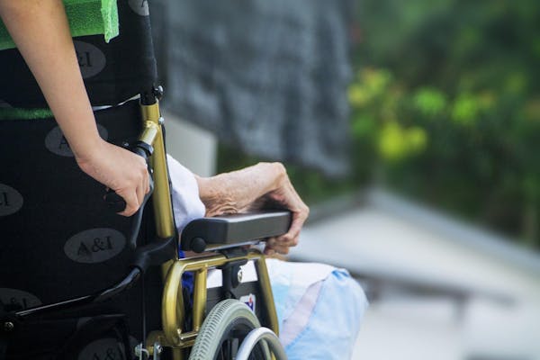 La telemedicina come soluzione per supportare gli anziani con demenza e i loro caregiver 