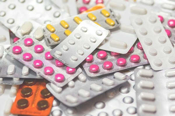 Medici internisti in allerta per l'eccesso di farmaci prescritti agli anziani