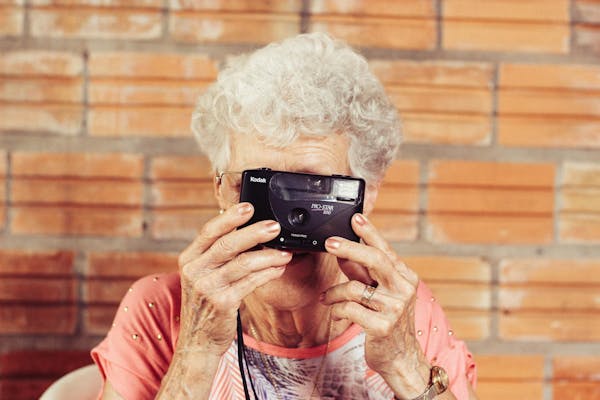 Progetto Ri-Guardo: la fotografia come mezzo per umanizzare la quotidianità delle case di riposo
