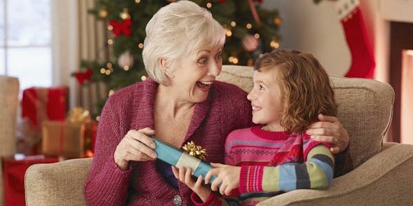 “AAA: Cercasi apprendisti di Babbo Natale”. I regali di Natale dei bimbi per gli anziani