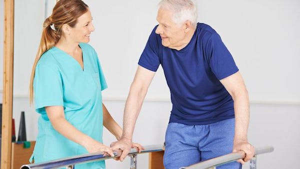 Morbo di Parkinson: la nuova tecnica di “stimolazione del midollo spinale” che permetterà ai malati di tornare a camminare