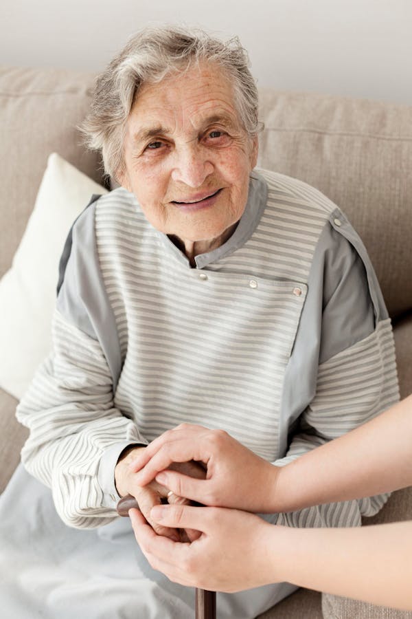 Caregiver familiari in Italia: un'indagine rivela il loro contributo e le necessità urgenti di supporto
