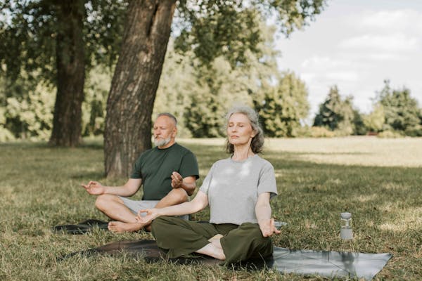 Yoga per anziani: le migliori posizioni e i benefici