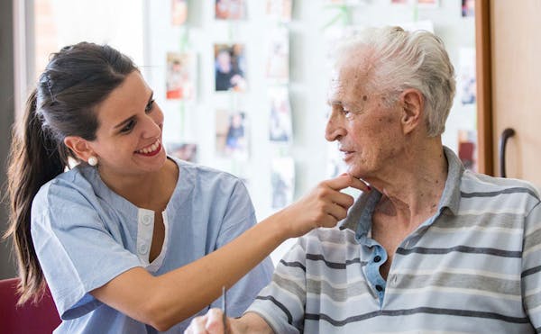 Demenza senile: per 2 persone su 3 è una conseguenza normale dell’invecchiamento 