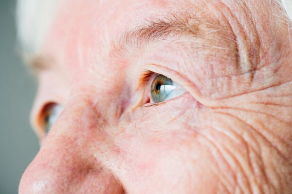 Anziana di 94 anni costretta a trasferirsi a 500 chilometri di distanza a causa dei prezzi delle RSA 