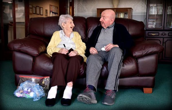 Madre di 98 anni entra in Casa di Riposo per accudire il figlio di 80 anni