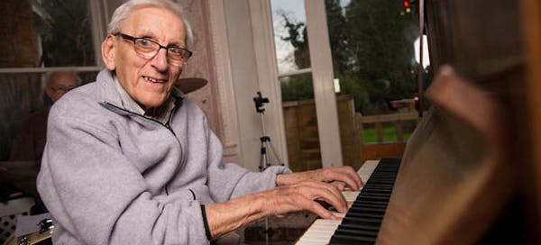 Un anziano affetto da demenza torna a suonare in casa di riposo a 93 anni 