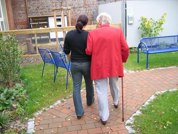 ‘Vivere con...l’Alzheimer’: una guida pratica per caregiver e persone con demenza