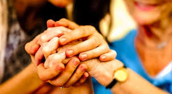 Caregiver familiari in Lombardia una raccolta firme per una legge di iniziativa popolare