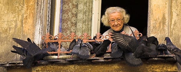 Anziani sempre più a rischio solitudine e povertà.