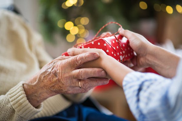 Nipoti di babbo Natale, per realizzare i sogni degli anziani soli