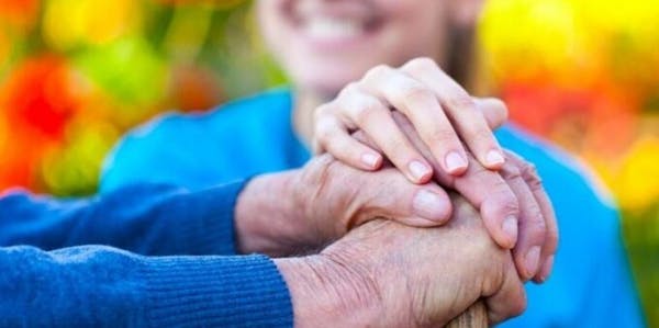 Indennità di accompagnamento, sostegno ai caregiver e un nuovo modello di RSA: come riformare l’assistenza agli anziani