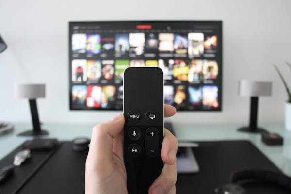 Passare ore davanti alla TV aumenta il rischio di demenza negli anziani