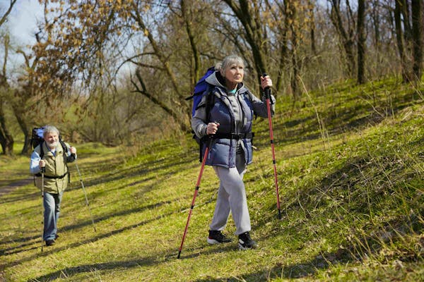 Passeggiate all'aria aperta: consigli per anziani su come camminare in sicurezza