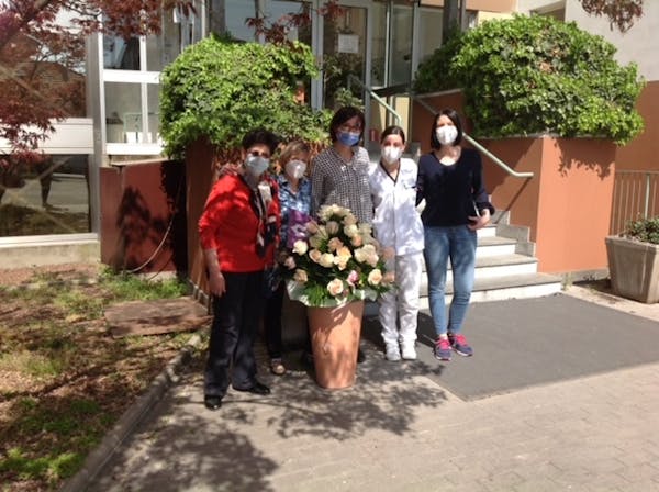 Novara: Federfiori dona mille rose olandesi alle case di riposo