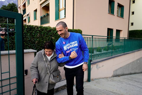 “Più forti insieme": Auser, Actimel e Leonardo Bonucci insieme per sostenere gli anziani fragili