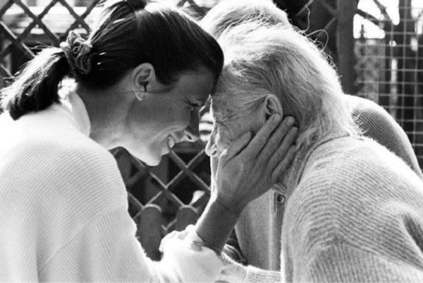 La Lombardia approva la legge che riconosce la figura del caregiver familiare