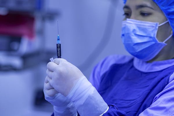 Covid: quarta dose di vaccino previene del 90% il rischio di morte negli anziani