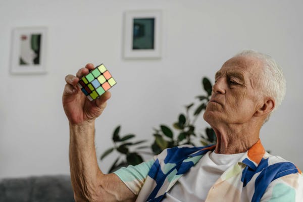 Demenza anziani: primi sintomi, test da fare e come comportarsi