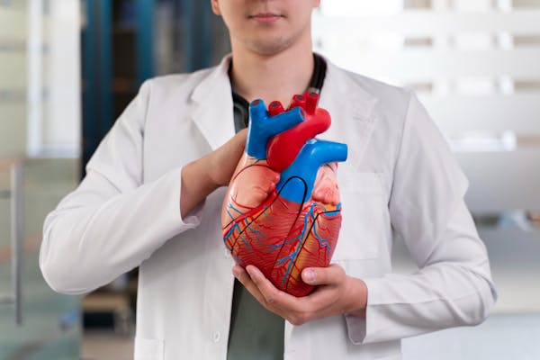 Studio rivela nuove strategie di trattamento per anziani con infarto miocardico