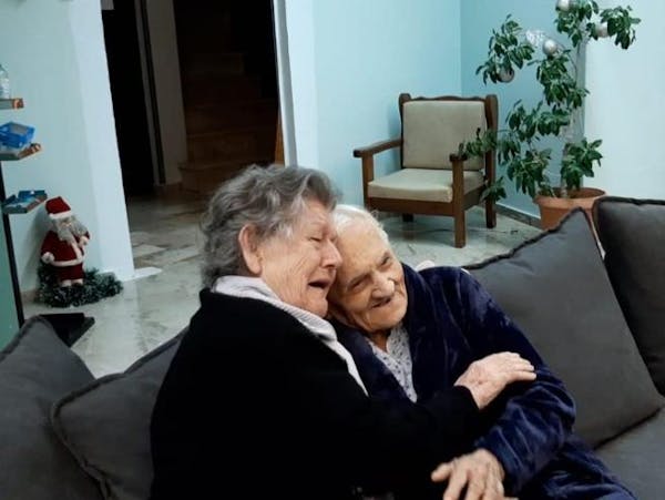 A 84 anni ha riabbracciato la sorella in Grecia che non vedeva dal 2009