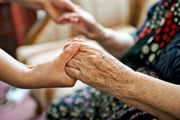 Anziani non autosufficienti e welfare: in Italia il 71% dei caregiver familiari è donna