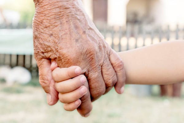“Adolescenti caregiver”: l’Italia è tra i Paesi europei in cui i nipoti si prendono più cura dei nonni