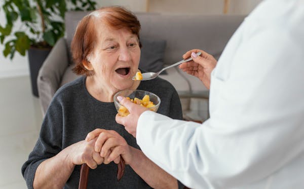 La metà degli anziani ricoverati in casa di riposo soffre di difficoltà nella deglutizione