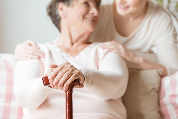 INPS e Legge 104: in arrivo l’assegno di 1.800 euro a sostegno di familiari e caregiver 