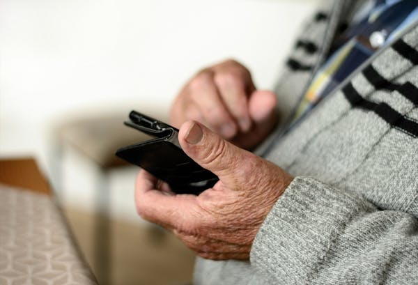 Torino: un corso digitale per avvicinare gli anziani all'uso dello smartphone