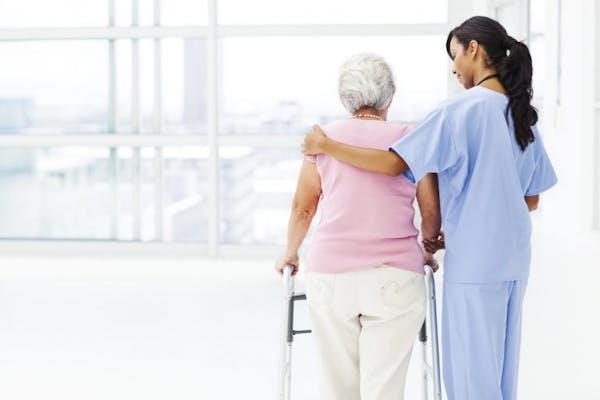 Carenza di infermieri nelle Rsa: l’appello dell’Associazione Uneba per incrementare il personale sanitario a sostegno dei più fragili 
