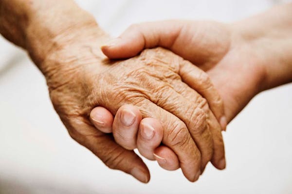 “Non lasciamoli soli”: il crowdfunding a sostegno degli anziani e di chi se ne prende cura