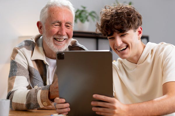Co-housing intergenerazionale e alfabetizzazione digitale tra le iniziative che mirano a ridurre l’isolamento degli anziani