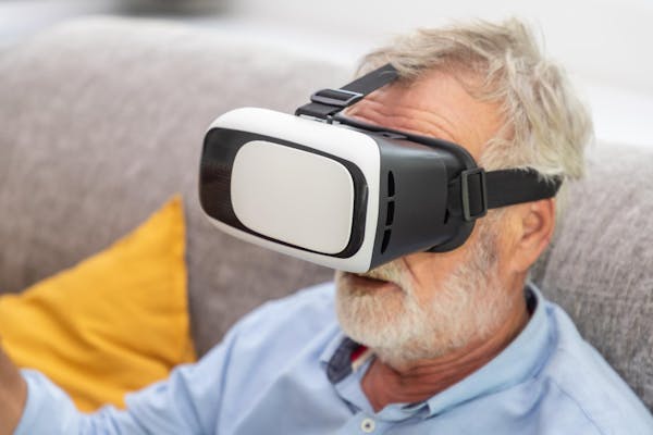 Studio evidenzia l'impatto positivo della realtà virtuale sul benessere degli anziani con demenza