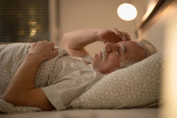 Disturbi del sonno negli anziani: cause comuni e rimedi efficaci