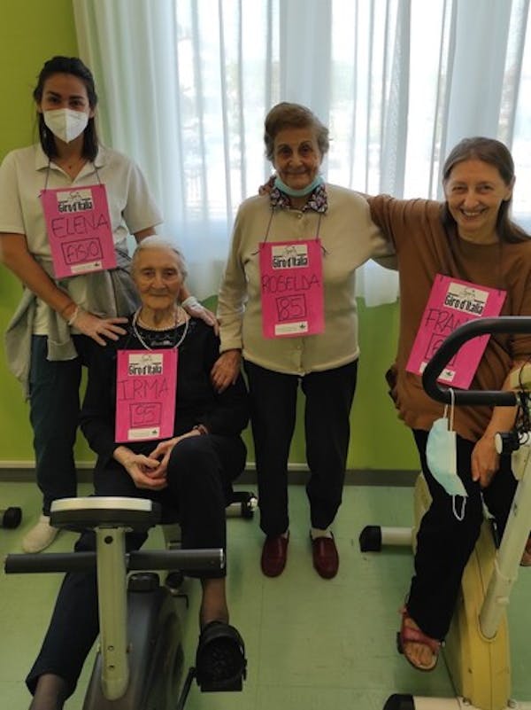 Giro d'Italia 2021: una 'Maglia Rosa' speciale anche agli ospiti della RSA in provincia di Asti 
