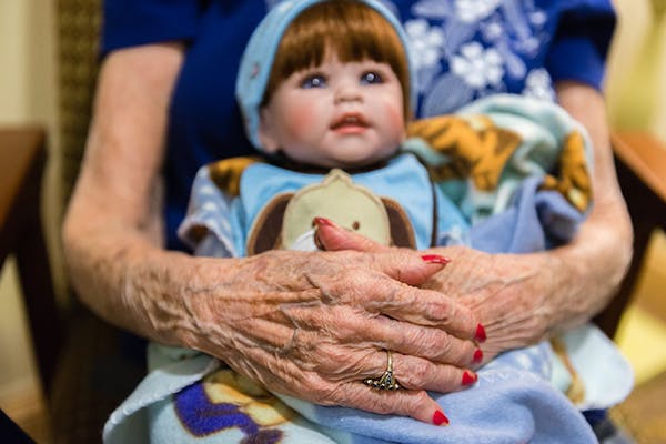 “Doll Therapy”: accudire una bambola per curare i disturbi cognitivi e comportamentali negli anziani