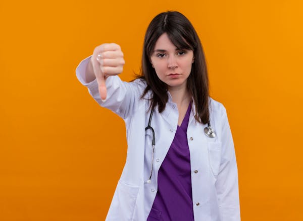 Falsa laureata in medicina arrestata mentre cercava di lavorare in casa di riposo