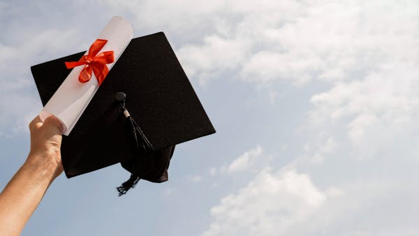 A 102 anni, il conseguimento della laurea viene celebrato presso una casa di riposo