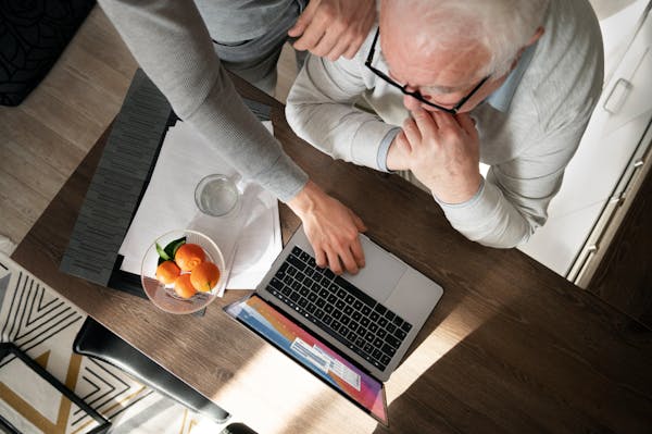 Il divario digitale ostacola l'accesso dei più anziani ai servizi sanitari
