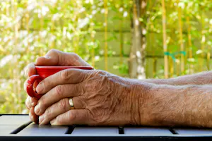 Parkinson sintomi iniziali: riconosci subito i campanelli d'allarme