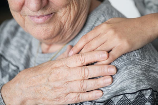 Emergenza caldo e solitudine: 9 milioni di anziani soli o a rischio isolamento in Italia